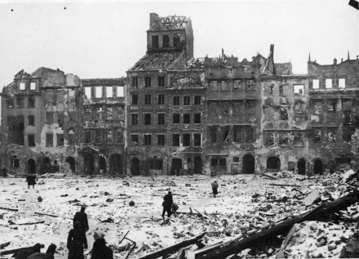 Varšuvos turgaus aikštė po II Pasaulinio karo 1945m.